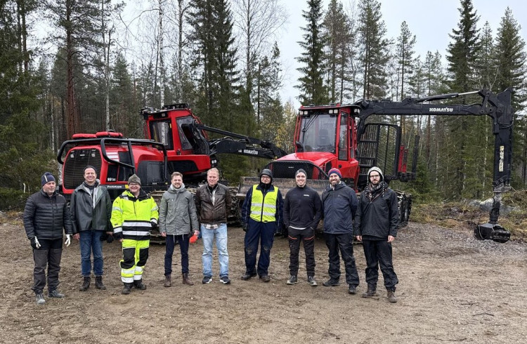 AGRARSENSE project team in front of the harvester and forwarder at the test location. (Copyright: AGRARSENSE)