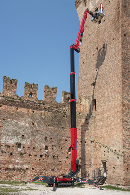 Hinowa Lifting Platform in front of an old castle